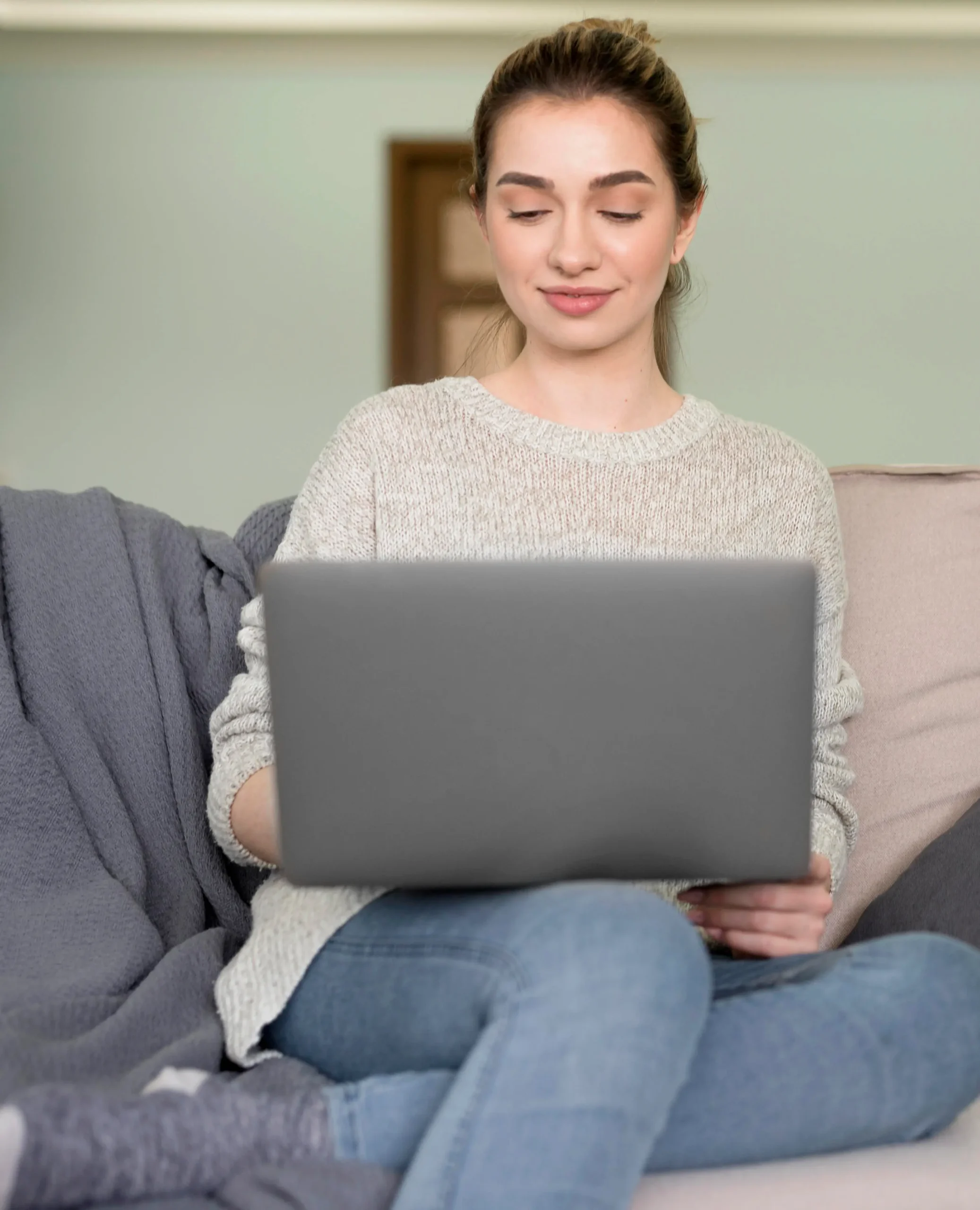 freelance-woman-couch-working